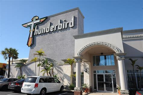 Thunderbird beach resort - The Thunderbird Beach Resort is een hotel aan het strand in Treasure Island, Florida. Deze accommodatie beschikt over een verwarmd zwembad, een rustig zwembad, een hot tub en Ikki Woo Woo's. De strandbar Tiki Hut biedt livemuziek en entertainment. De receptie is 24 uur per dag geopend. Alle kamers van het hotel zijn voorzien van een bureau. Elke …